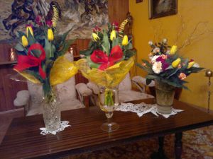 Piękne wiązanki kwiatów, które młodzież wręczyła wykonawcom koncertu (fot. J. Adamowski).